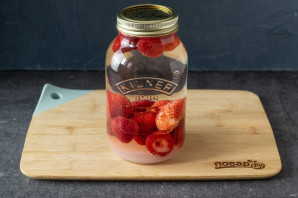 Рецепт компота из клубники на зиму