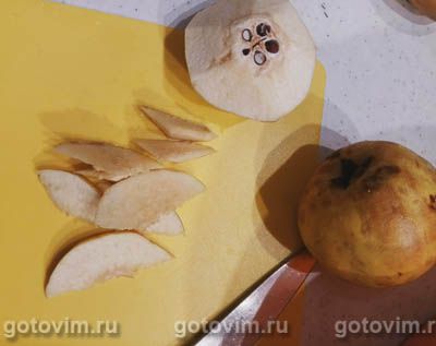 Шарлотка с айвой