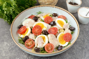 Салат с отварным окунем