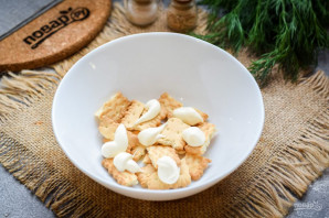 Салат с тунцом и крекерами