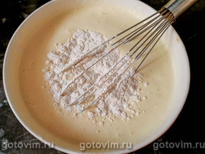 Бисквитный рулет с клубничным кремом из творожного сыра и варенья