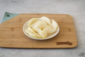 Салат из шпината с грушей