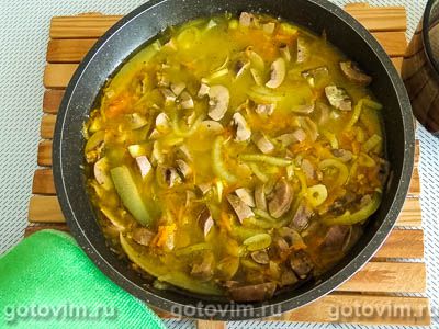 Почки свиные, тушенные с солеными огурцами