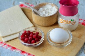 Слойки из слоеного теста с клюквой