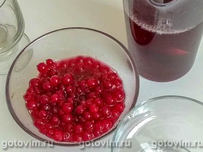 Десерт из красной смородины в желе из вина