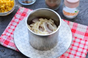 Слоеный салат с курицей и сухариками