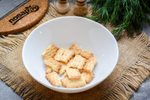 Салат с тунцом и крекерами