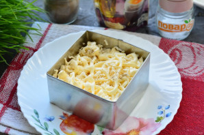 Слоеный салат с плавленым сыром