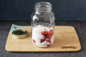 Рецепт компота из клубники на зиму