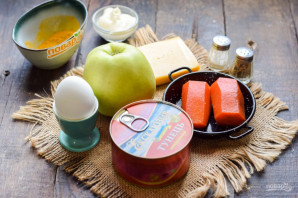 Слоеный салат с тунцом и яблоком Слоеный салат с тунцом и яблоком