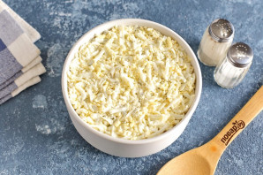 Слоеный салат с окорочком