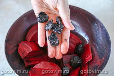 Свинина со свеклой и черносливом