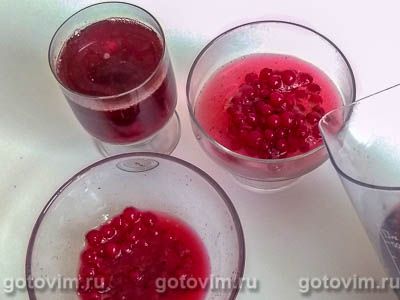 Десерт из красной смородины в желе из вина