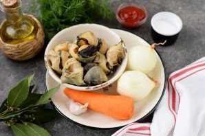 Жареные рапаны с луком и морковью в томатном соусе Жареные рапаны с луком и морковью в томатном соусе