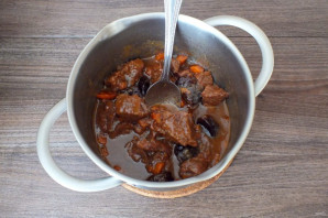 Тушеная говядина в пиве с черносливом Тушеная говядина в пиве с черносливом