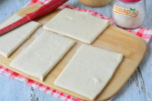 Слойки из слоеного теста с клюквой