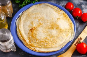 Блинный торт с помидорами и сыром