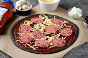 Пицца на черном тесте