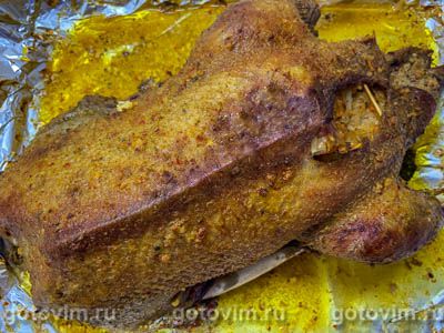 Гусь, фаршированный квашеной капустой 