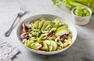 Салат с сельдереем и грушей