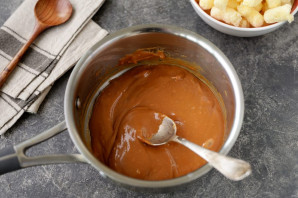 Колбаска из ирисок и кукурузных палочек