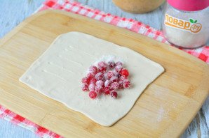 Слойки из слоеного теста с клюквой