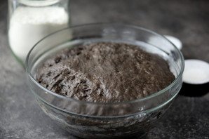 Пицца на черном тесте