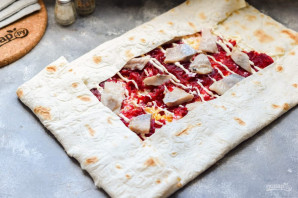 Рулет из лаваша со свеклой и селедкой