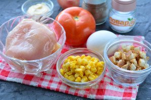 Слоеный салат с курицей и сухариками