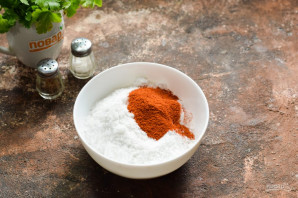 Соленое сало с красным перцем