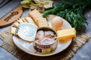 Салат с тунцом и крекерами