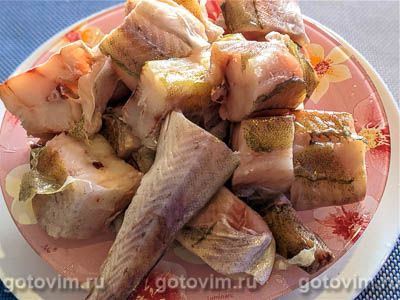 Минтай в молоке, тушенный с луком и зеленью