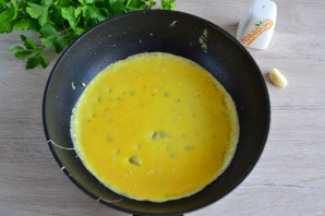 Салат с яичными блинчиками и шампиньонами