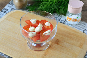 Салат с картошкой фри и колбасой