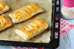 Слойки из слоеного теста с клюквой