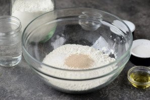 Пицца на черном тесте