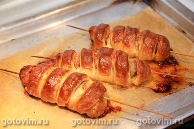 Колбаски на шпажках в слоеном тесте