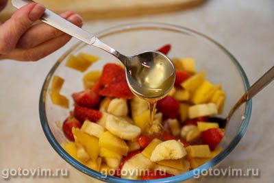 Фруктовый салат-коктейль с клубникой, бананами и манго Фруктовый салат-коктейль с клубникой, бананами и манго