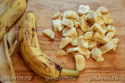 Фруктовый салат-коктейль с клубникой, бананами и манго Фруктовый салат-коктейль с клубникой, бананами и манго