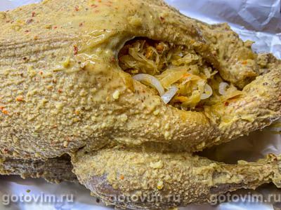 Гусь, фаршированный квашеной капустой 
