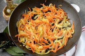 Жареные рапаны с луком и морковью в томатном соусе Жареные рапаны с луком и морковью в томатном соусе