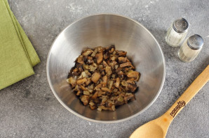 Салат с грибами и корнишонами