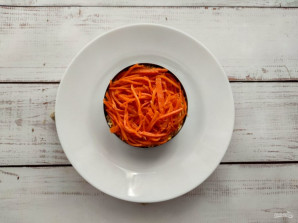 Слоеный салат с корейской морковью, курицей и грибами