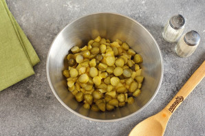 Салат с грибами и корнишонами