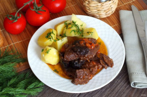 Тушеная говядина в пиве с черносливом Тушеная говядина в пиве с черносливом