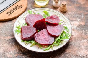 Салат из свеклы с кедровыми орешками Салат из свеклы с кедровыми орешками