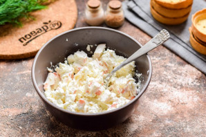 Тарталетки с творожным сыром и крабовыми палочками