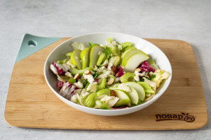 Салат с сельдереем и грушей