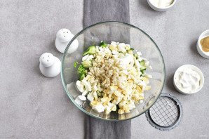 Салат из яиц и зеленого лука