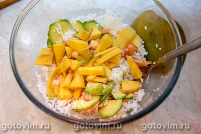 Рисовый салат с креветками, авокадо и манго Рисовый салат с креветками, авокадо и манго